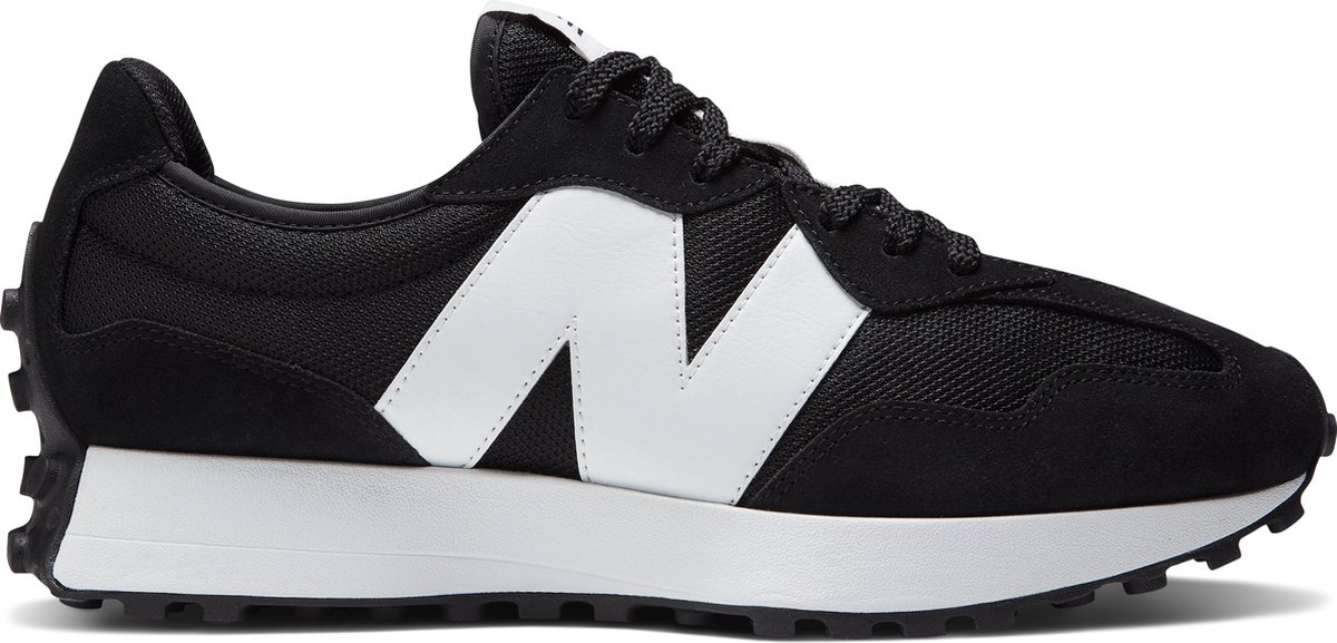 sneaker, zwarte sneaker, ruw textuur, witte merkzing, sportieve schoen