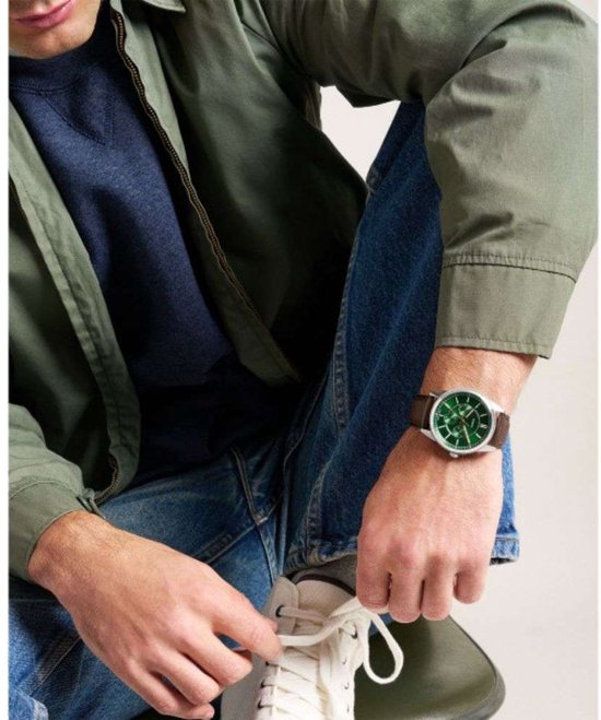 watch, groene wijzerplaat, metalen kast, lederen band, casual jas