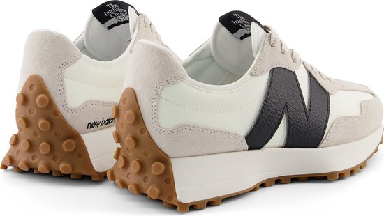sneakers, witte schoenen, luxe sportief, gumachtige zool, gummi hakken