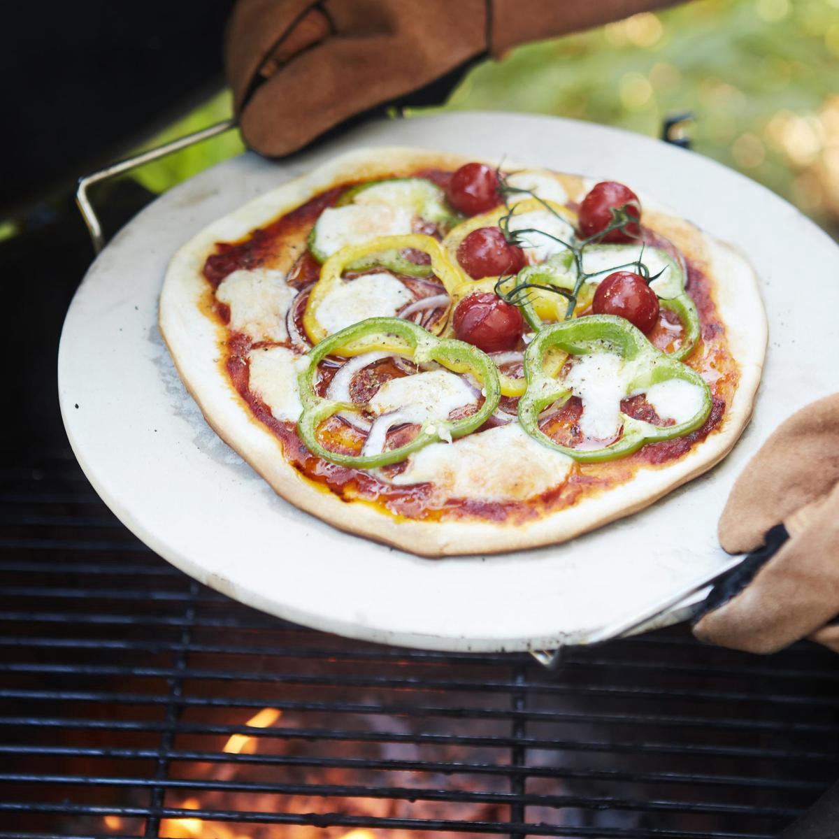 Point-Virgule - Pizzasteen - cordieriet - met metalen houder - geschikt voor barbecue - 34cm