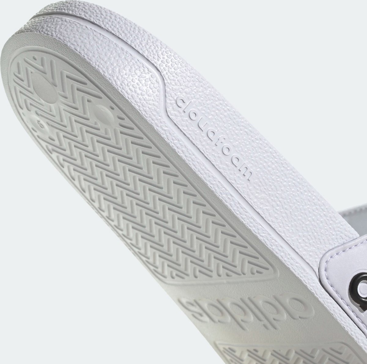 slip-on, sneaker, wit, rubber sole, textured