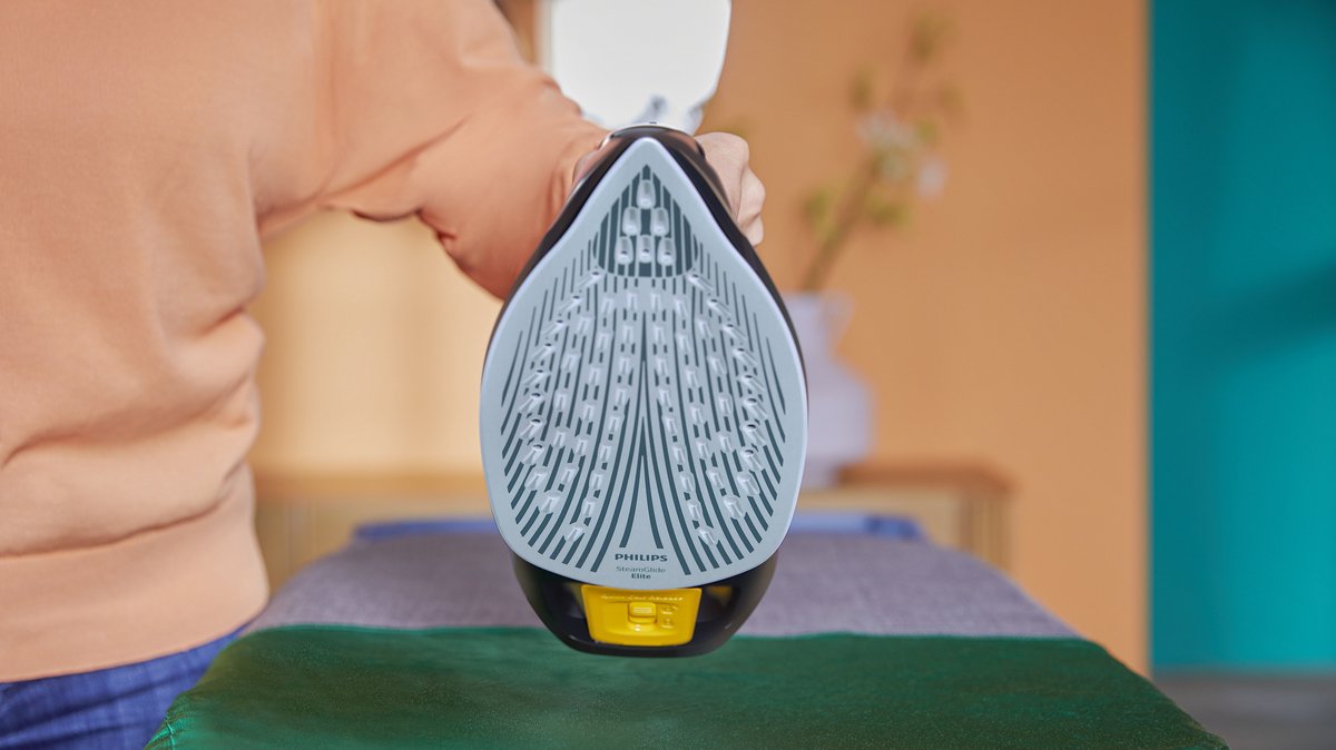 Philips Stoomstrijkijzer DST7040/80 - Zelfreinigend - Verticaal Strijken Mogelijk - Lang Snoer - Druppelstop - Zwart / Goud