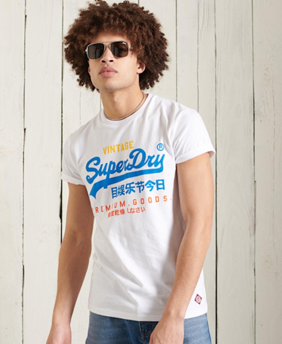 T-shirt, Mouw, Zonnebril, Persoon, Tiener
