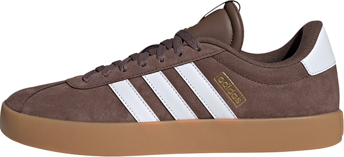 sneaker, bruine schoen, suede, witte strepen, gumzool