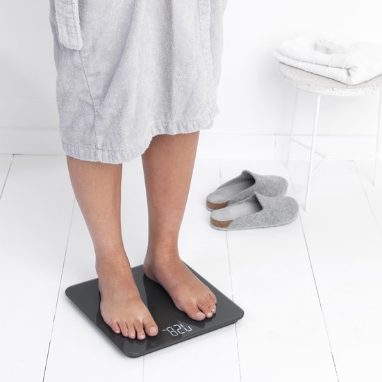 Brabantia-ReNew-Personenweegschaal-op-Batterijen-Dark-Grey-4 Brabantia ReNew Personenweegschaal op Batterijen - Dark Grey