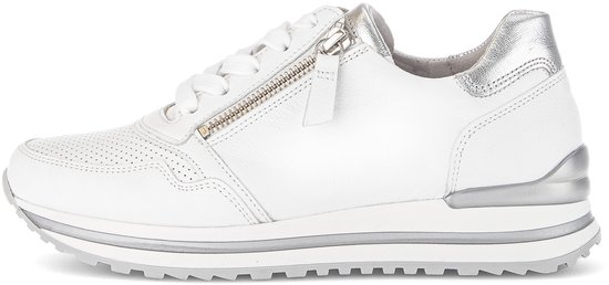 witte sneaker, zonnegennete halh, perforaties, veterschoen, zilver accent