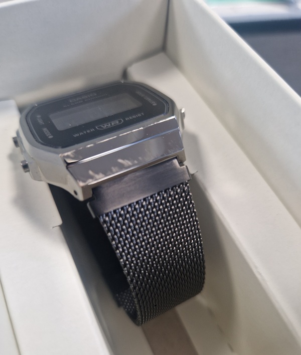 digitale horloge, metalen band, zwarte wijzerplaat, rechthoekig scherm, waterdicht