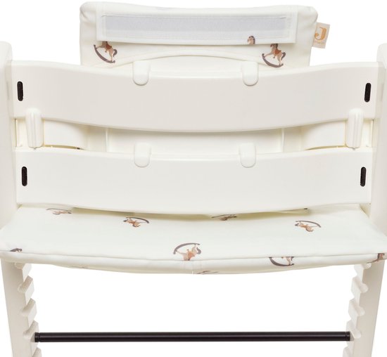 kinderstoel, bekleding, houten stoel, witte afwerking, antiek patroontje