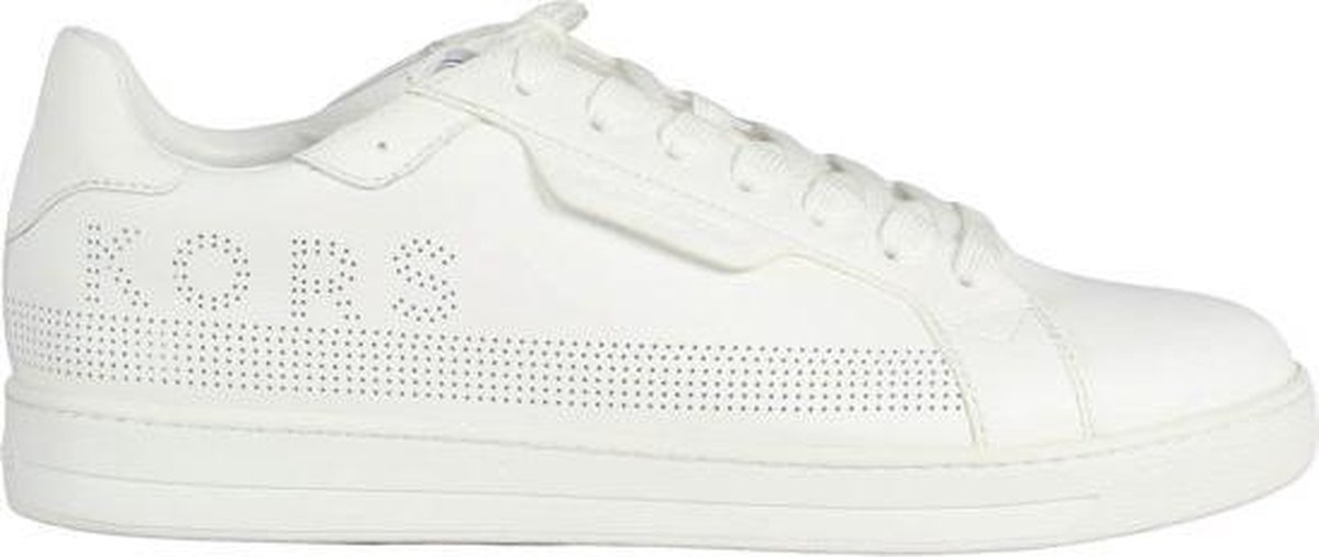 witte sneaker, laag model, perforaties, kleding-ontwerp detail, plat skeletzool