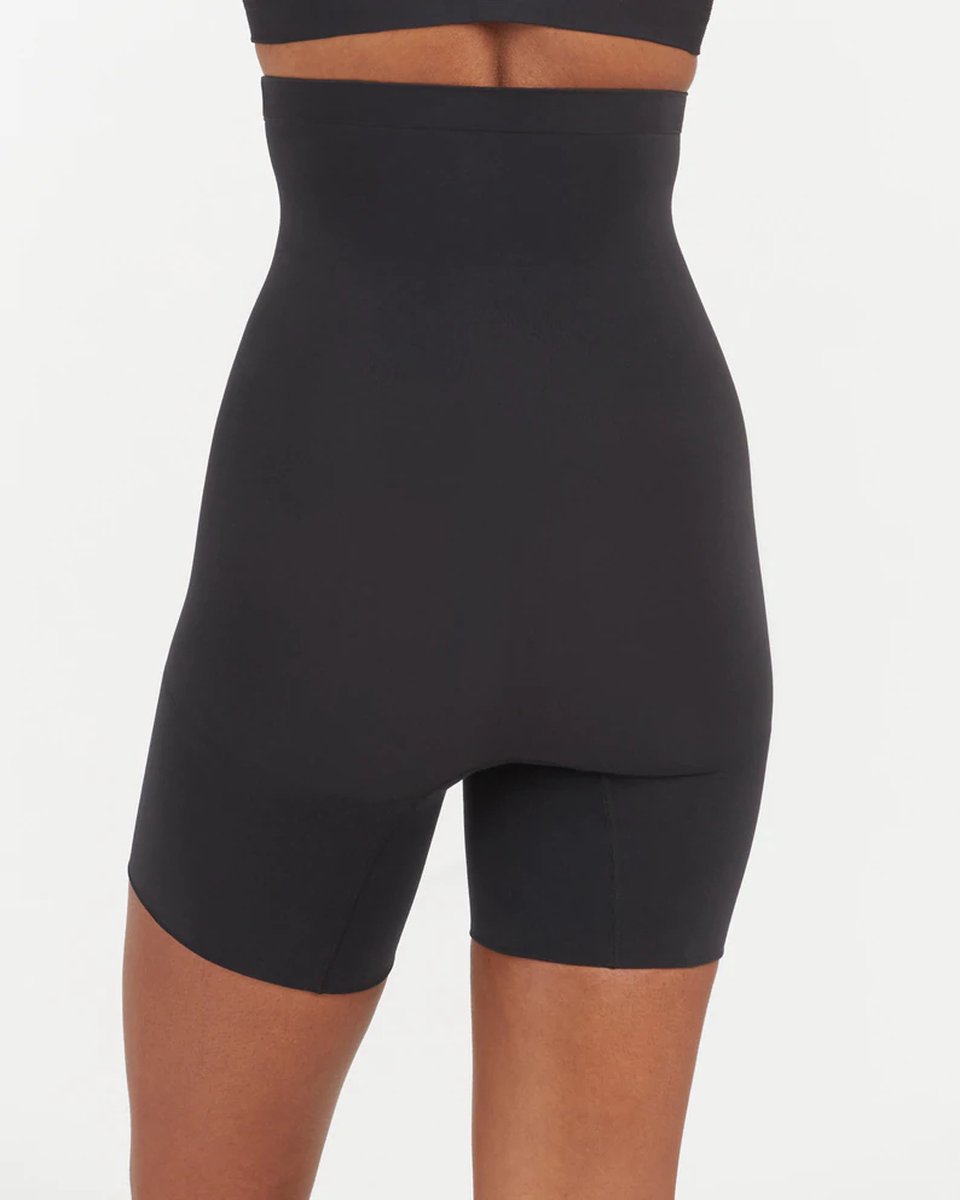 Kleding, Korte broek, Lichaamsdeel, Persoon, Dijbeen, Kleding, Korte broek, Lichaamsdeel, Persoon, Dijbeen