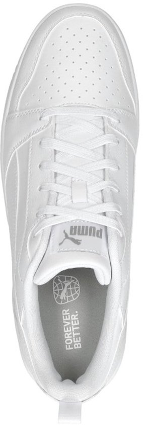 sneaker, witte schoen, laced shoe, perforated pattern, veters