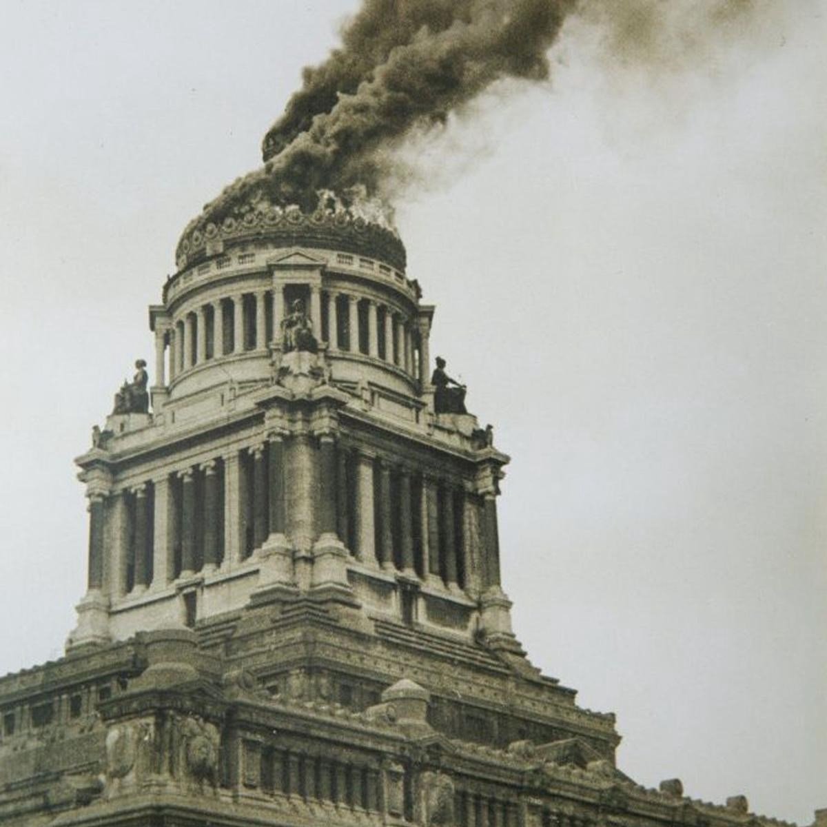 kraagtoren, rookpluimen, architectuur, historisch gebouw, neogotische stijl