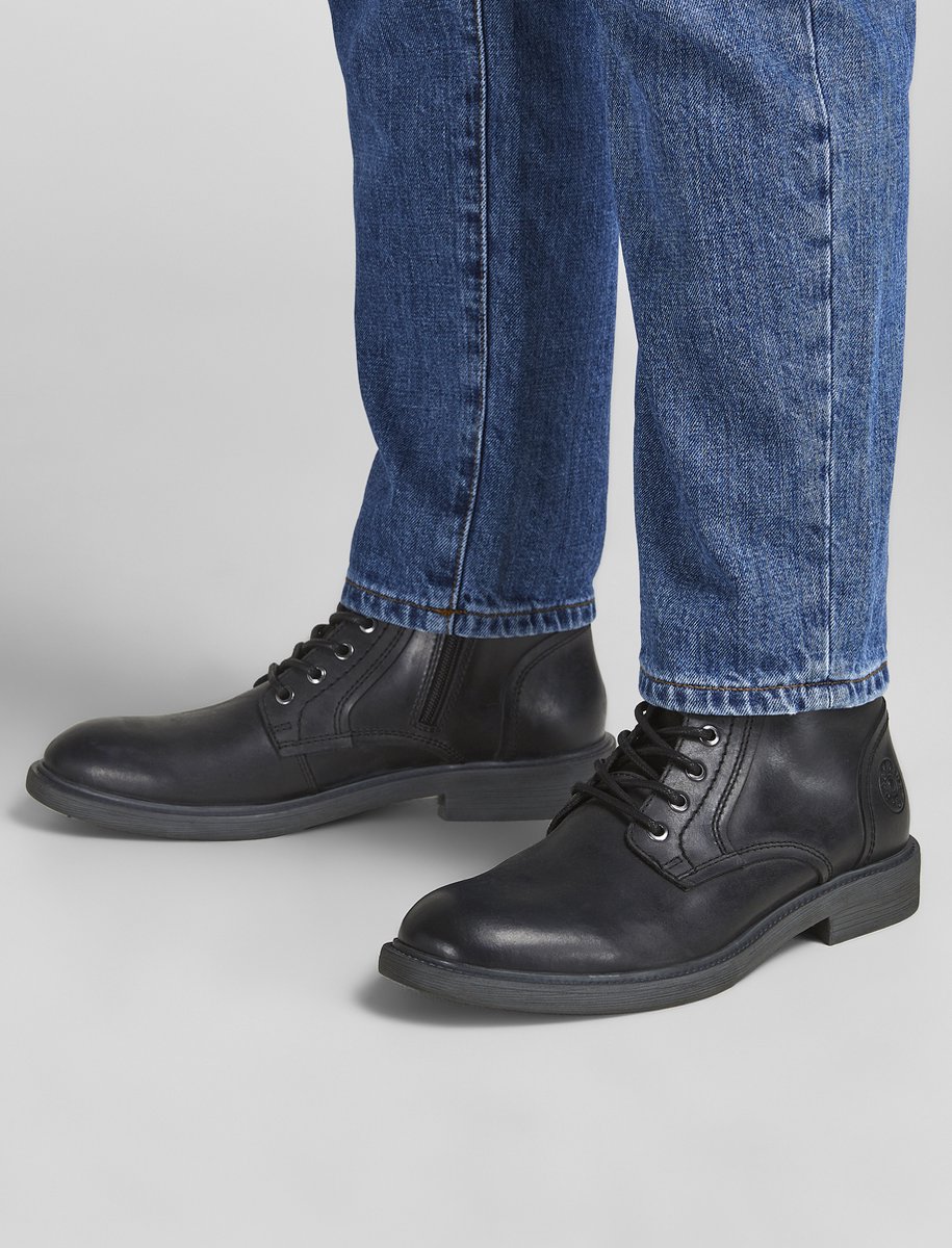 Schoeisel, Schoen, Sneaker, Jeans, Broeken, Schoeisel, Schoen, Sneaker, Jeans, Broeken