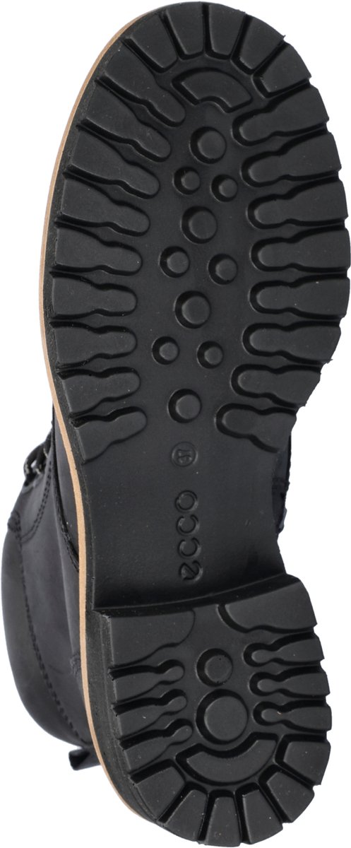 rugged sole, boot sole, black boot, tread pattern, drainage sole