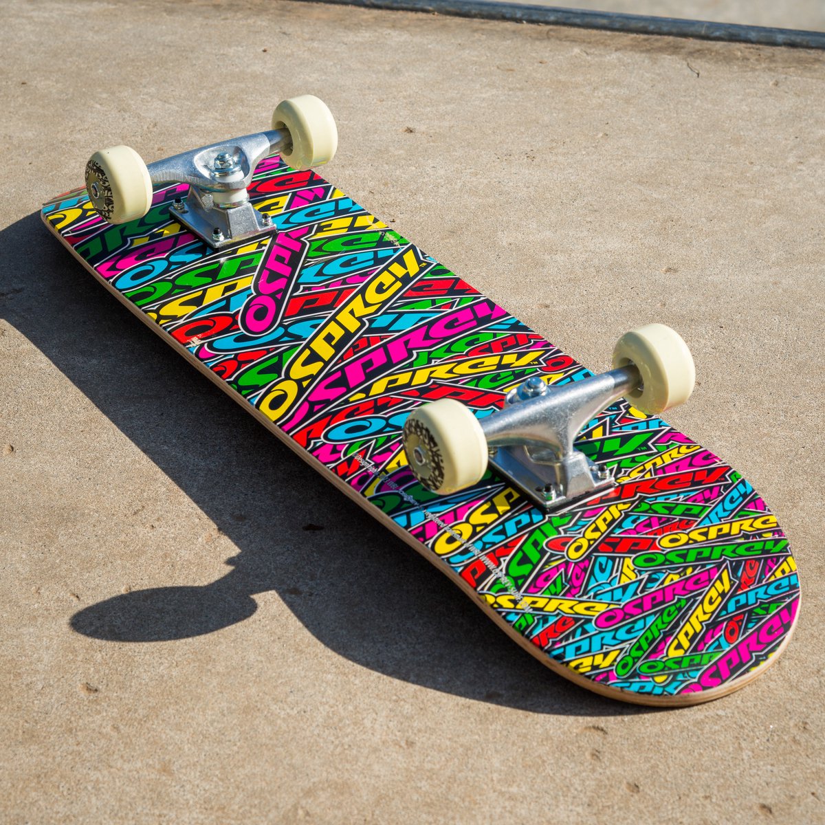 skateboard, langbord, grafisch deck, multicolor,  trucks en wielen