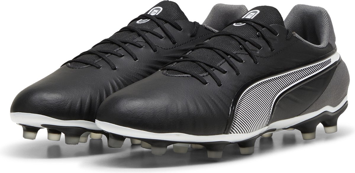 soccer cleats, zwarte schoenen, veterschoenen, sportkleding, noppenschoenen