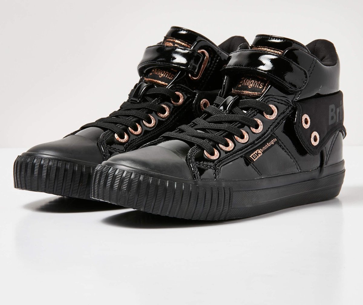 sneakers, hoog-tops, zwart, veters, metalen accenten