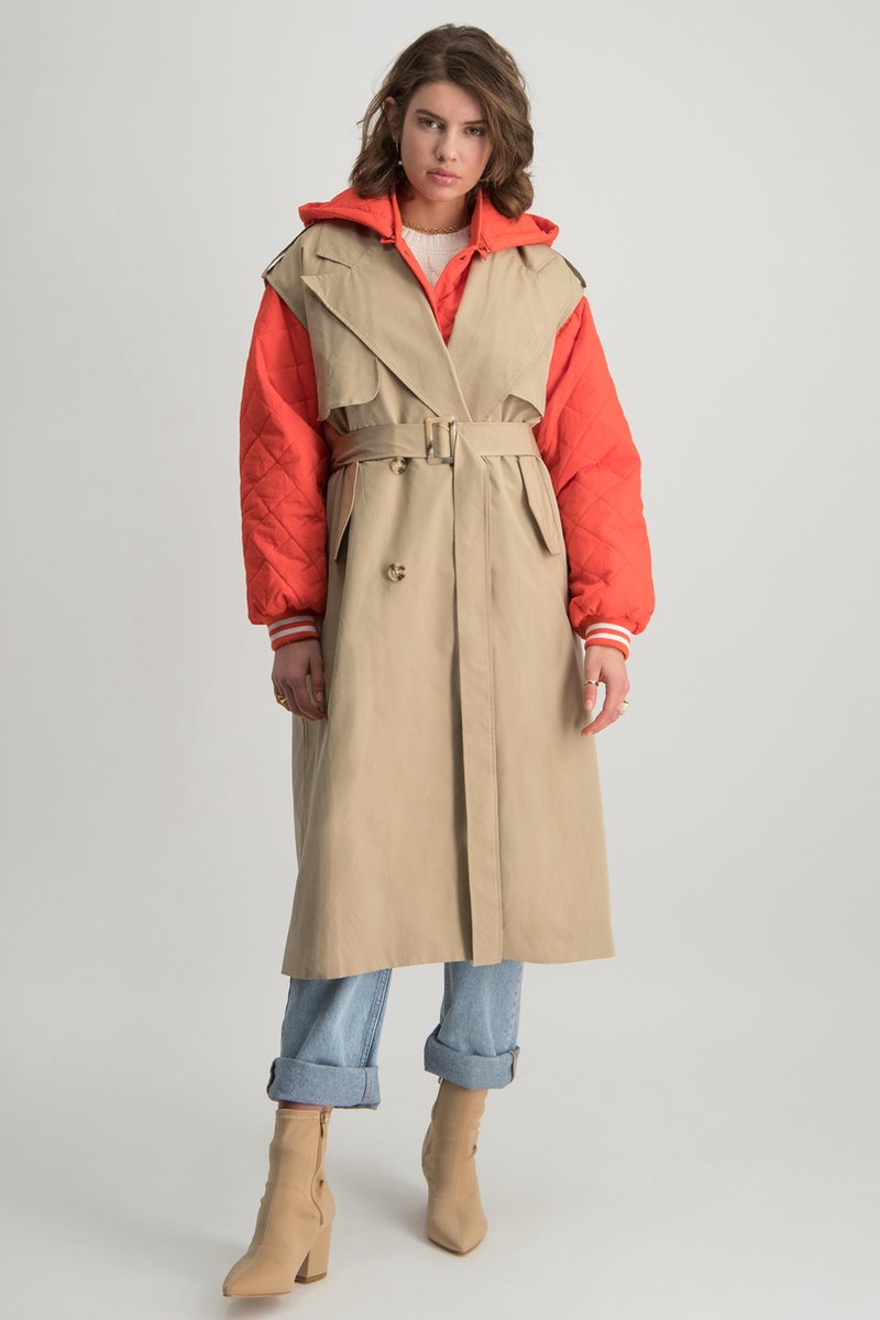 trenchcoat, riem, beige, rode-mouwen, gekkoede-mouwen