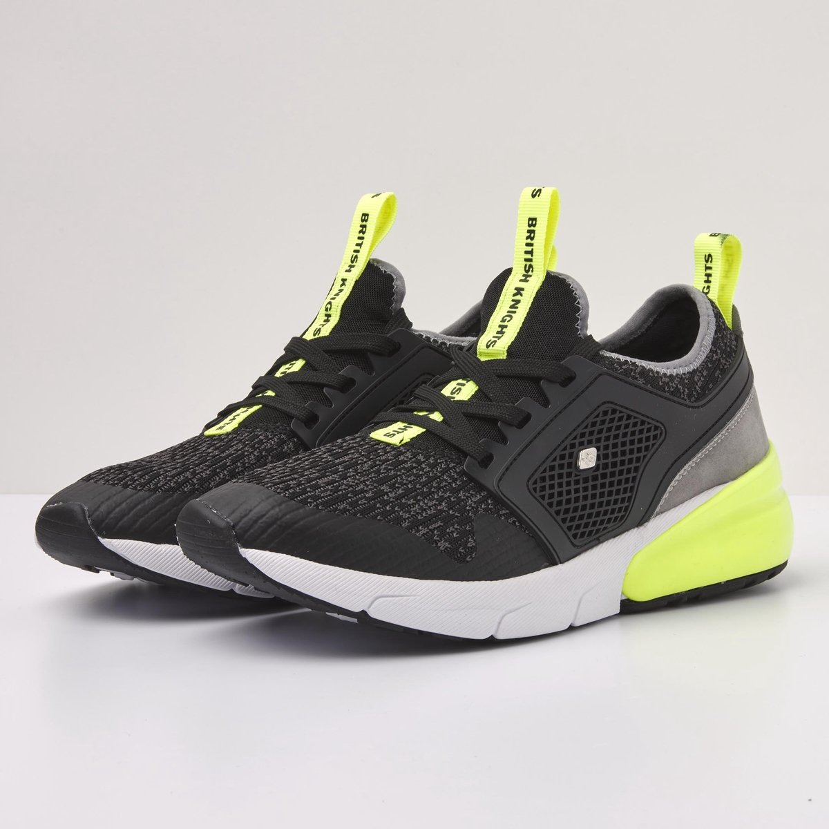 sportschoenen, neon gele accenten, black / grijze sneaker, gewichtige zool, kruisband- ontwerp