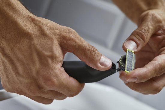 DGM-outlet-Philips-OneBlade-Pro-360-Face-Body-Zwart-Trimmer-scheerapparaat-en-styler-in-1-QP6542-15-aanbieding-prijs-sale-1 Philips OneBlade Pro 360 Face + Body - Zwart - Trimmer, scheerapparaat en styler in 1 - QP6542/15