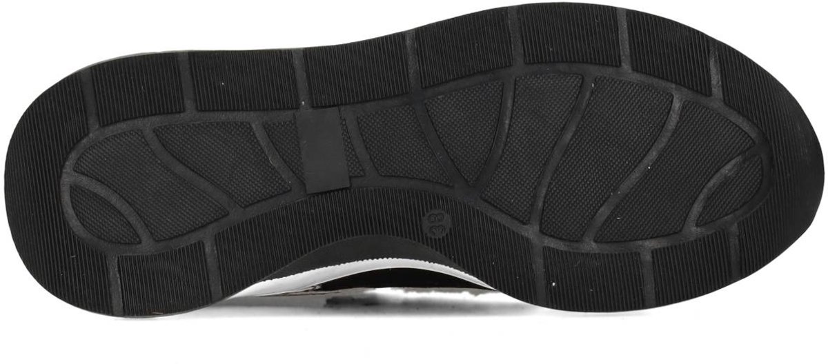 antislip sole, rubber sole, sneaker bottom, tread pattern, black sole