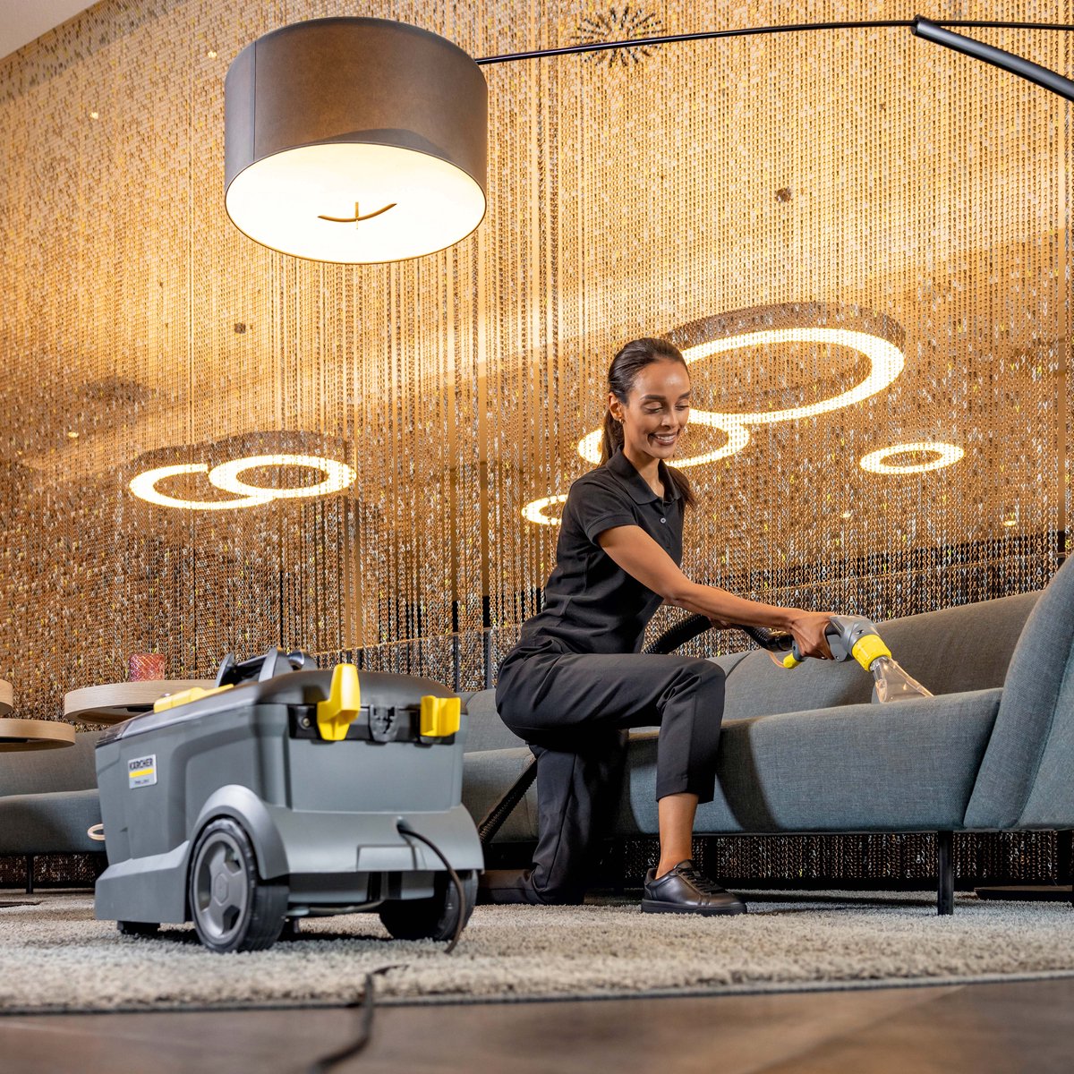 Kärcher Puzzi 10/1 Professional Sproei-extractie apparaat - Tapijtreiniger - Incl. vloermond en bekledingszuigmond - Reinigingsmiddel tabs 48 st. - Dieptereiniging