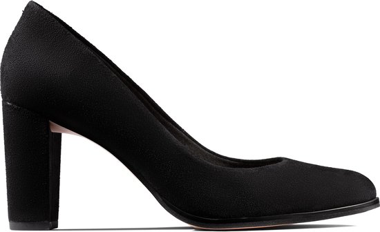 pumps, zwarte kleur, hakken, closed toe, schoen bodem