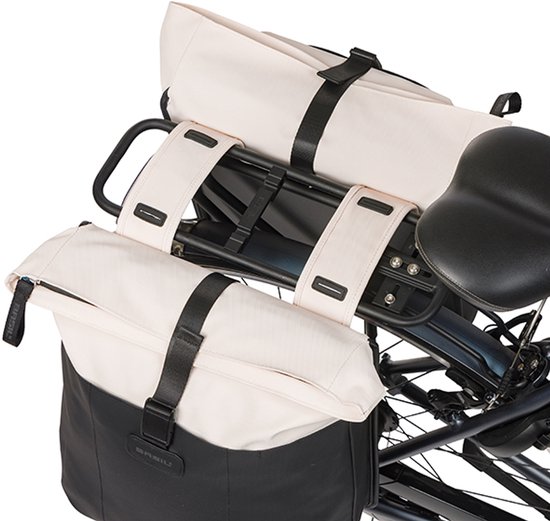 Basil Vive - Dubbele fietstas - 28-35 liter - Waterdicht - Reflectie details - Gerecycled materiaal - wit/zwart