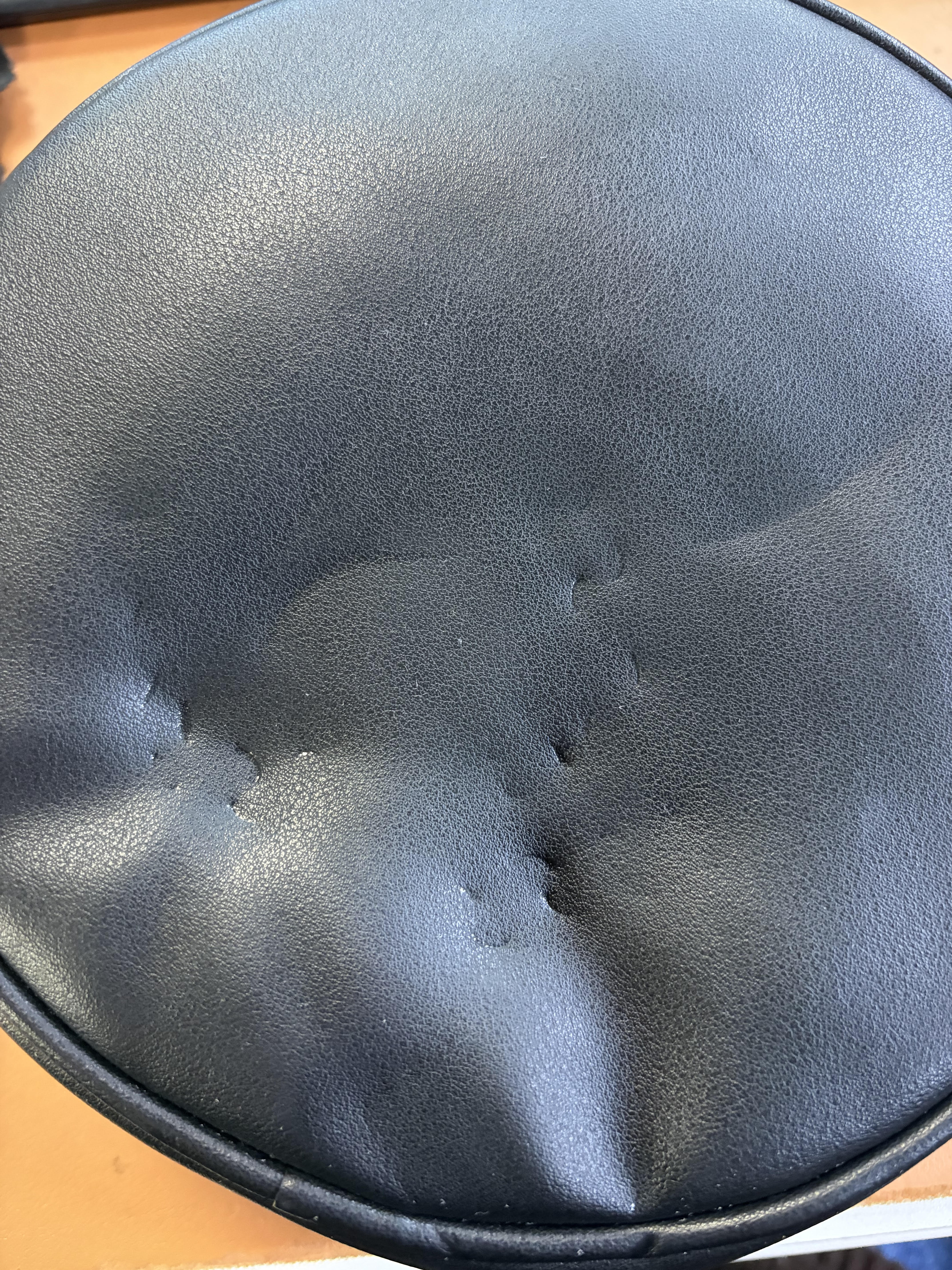 zitvlak, stoel, lederen bekleding, donkerblauw, kussentje beschadigd