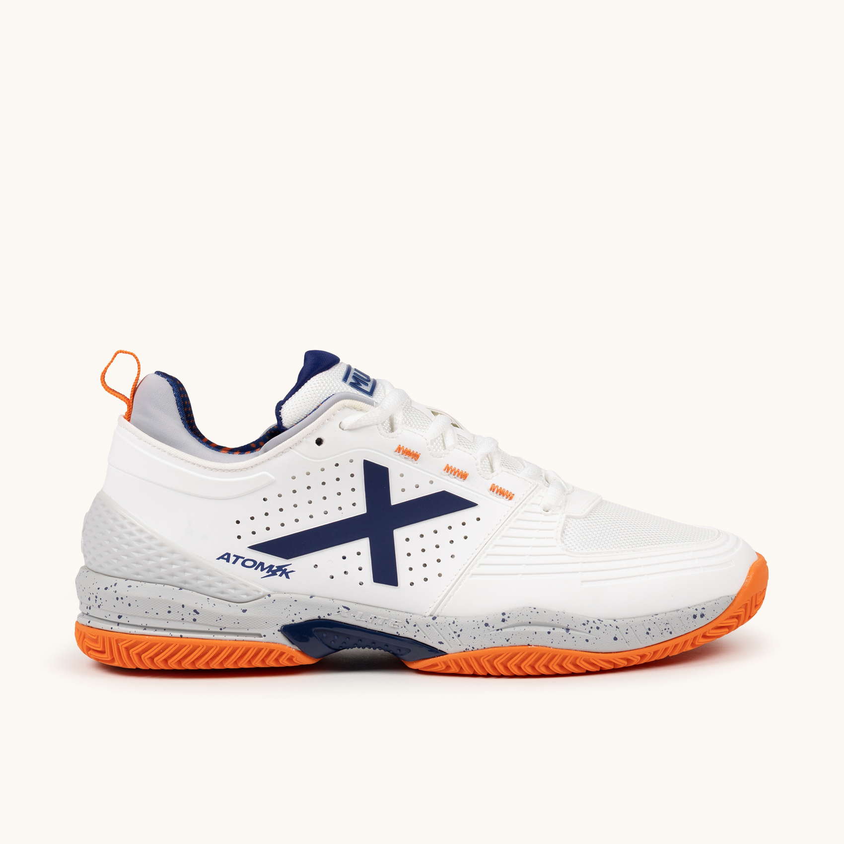 sneaker, sneaker, wit, oranje buitenzool, perforatie aan zijde