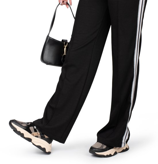 broek, sportief, zwarte-pijpen, buitenkant-strap, sneaker-sandalen