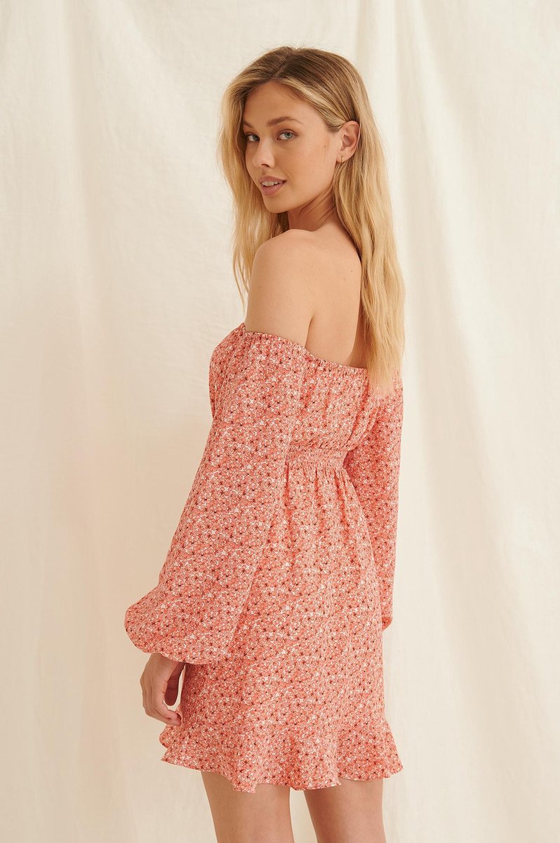 NA-KD Off Shoulder Smocked Recycled - Maat EU 36 - Mini Vrouwen Jurk - Painted Floral Coral