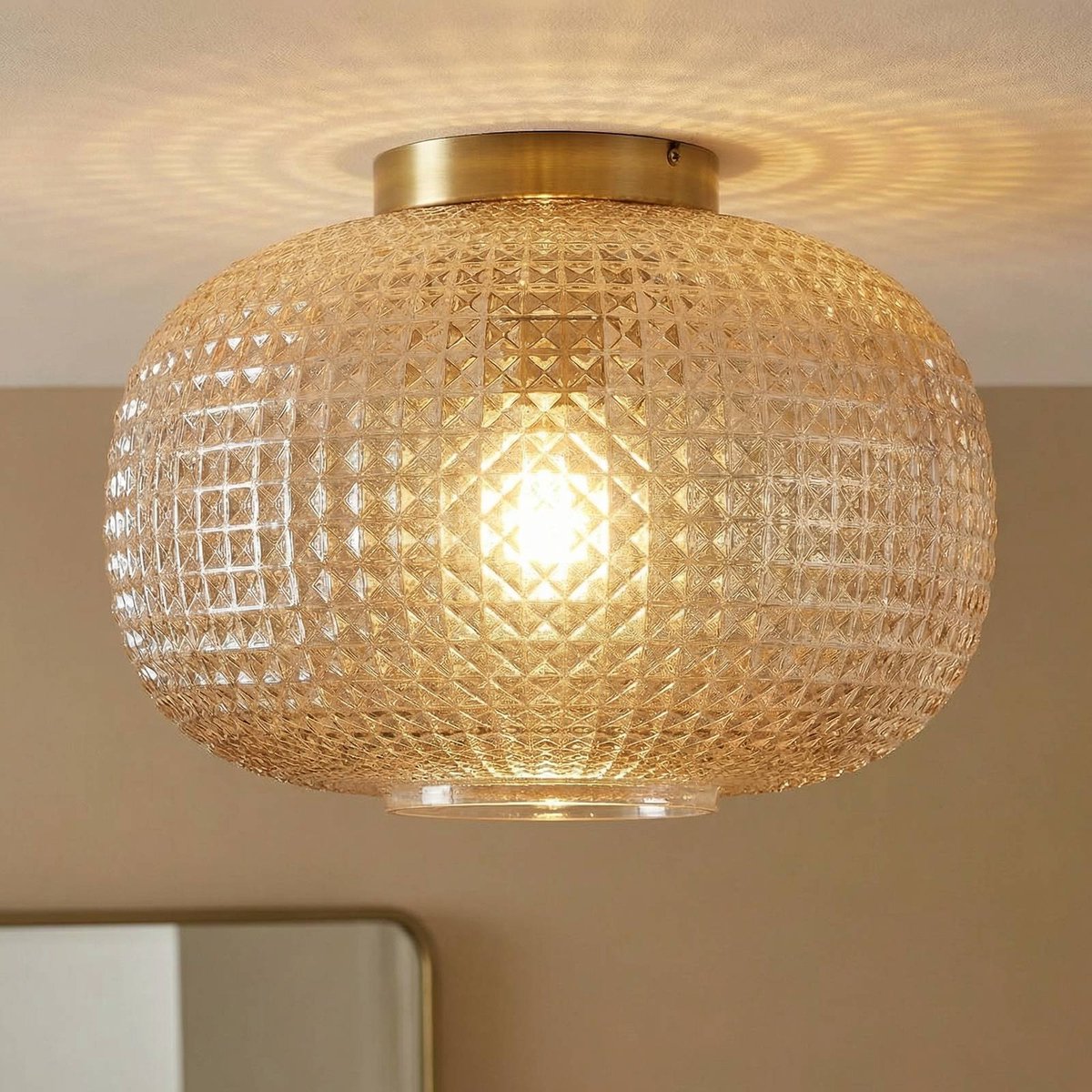 hangende lamp, glaspatroon, bubbelsglas, messing plafondlamp, warme licht