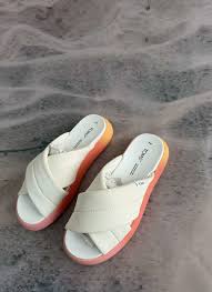 slippers, sandalen, witte banden, witte inlegzolen, zachte zolen