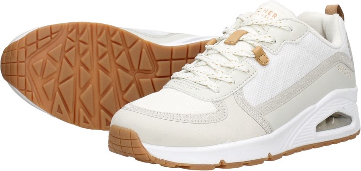 witte schoen, sneaker, gumzool, trail patroon, luchtzool