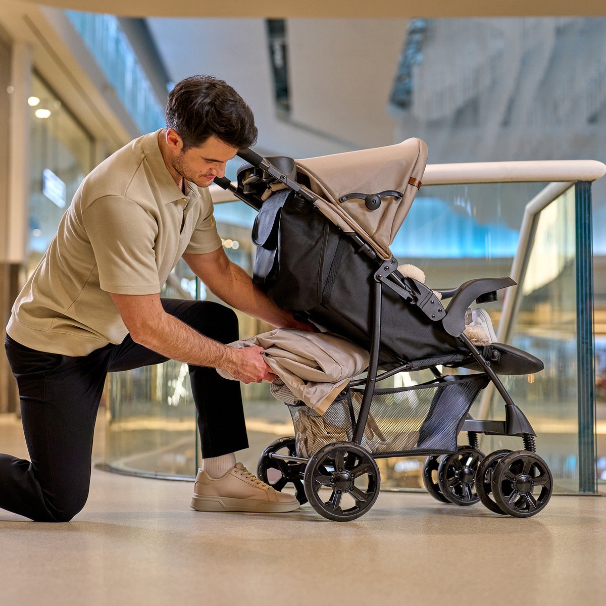 Lionelo Emma Plus Buggy en Kinderwagen - Licht en Duurzaam - Verstelbare Rugleuning tot Ligstand - XXL Luifel met Venster - Grote Mand - Organizer en Tas - Schokdempers - 5-Punts Gordel - Tot 15 kg - Compact Inklapbaar