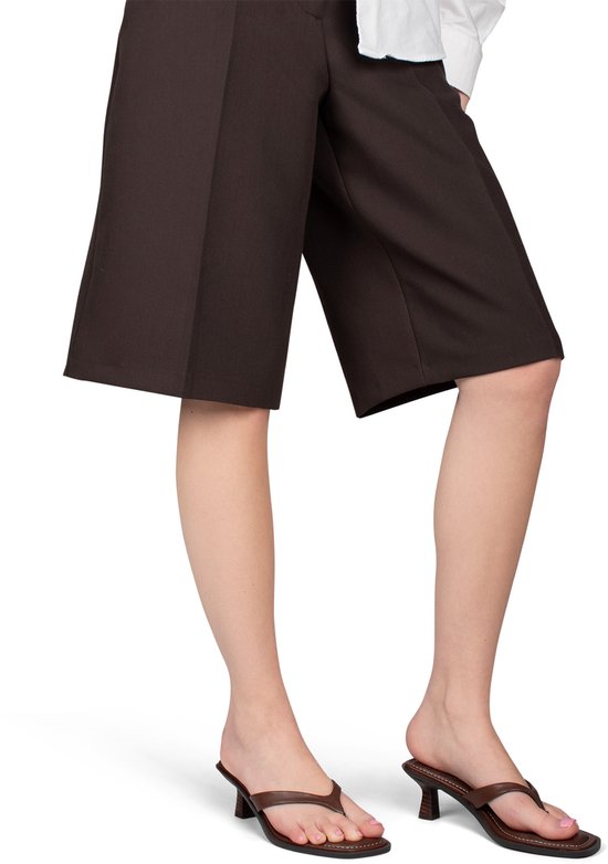 broeken, knee-lengte, donkerbruin, korte broek, sandalen