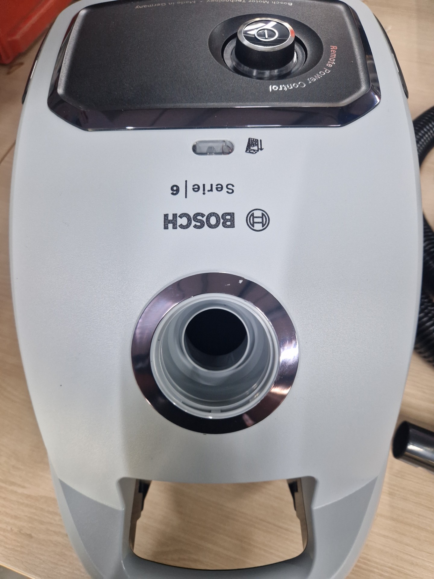 Bosch BGB6X330 Serie 6 - Stofzuiger met zak - 12mtr bereik - Afstandbediening in handvat - HEPA - Grijs