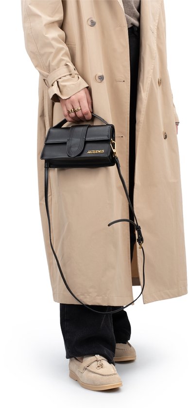 trenchcoat, beige, schoudertas, zwarte, handtas