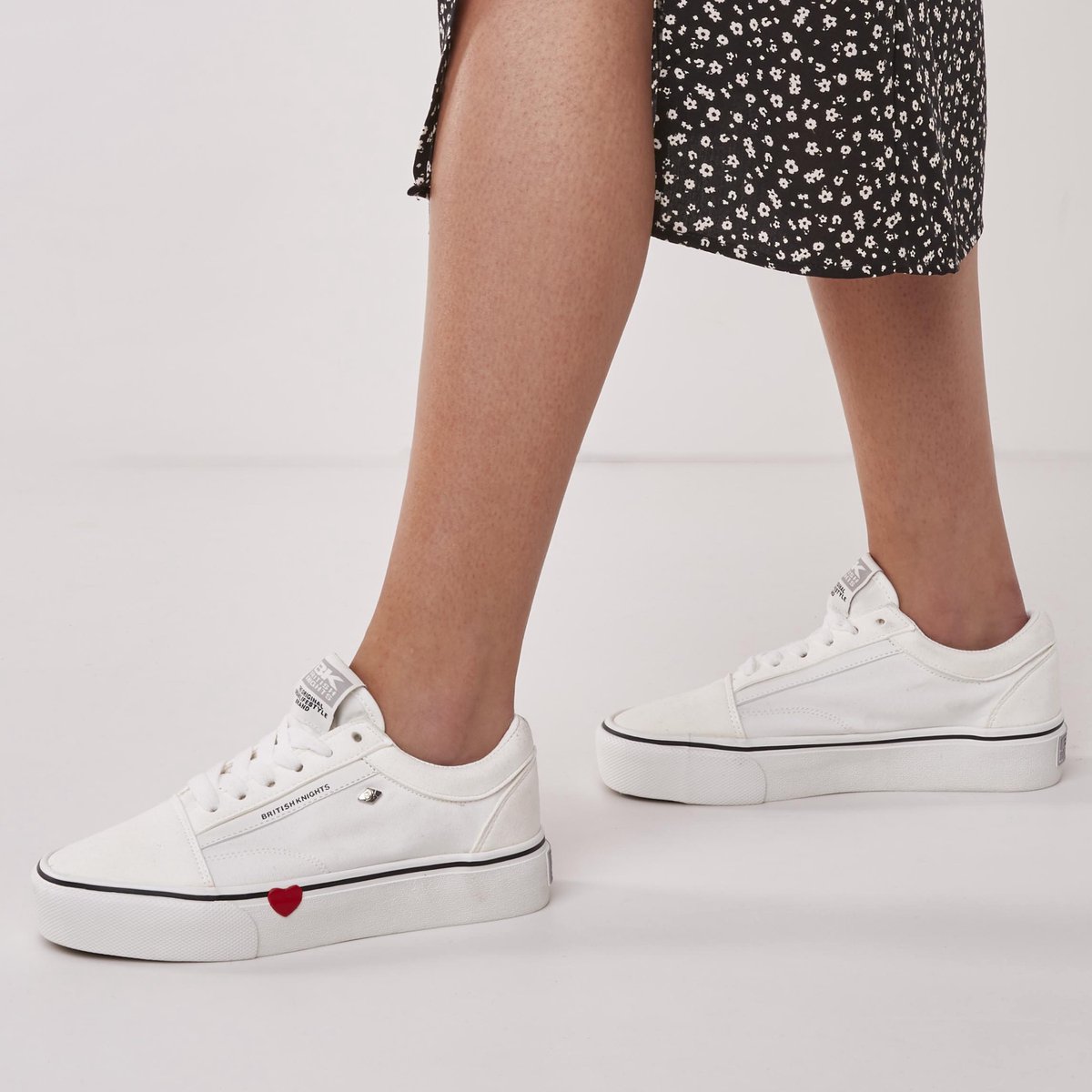 witte sneakers, low top, canvas, hartdetail, plateauzool