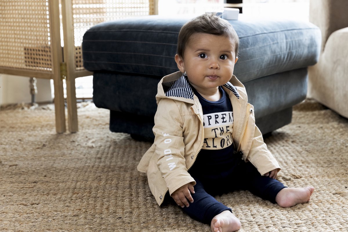 Persoon, Zittend, Kleding, Broeken, Gezicht