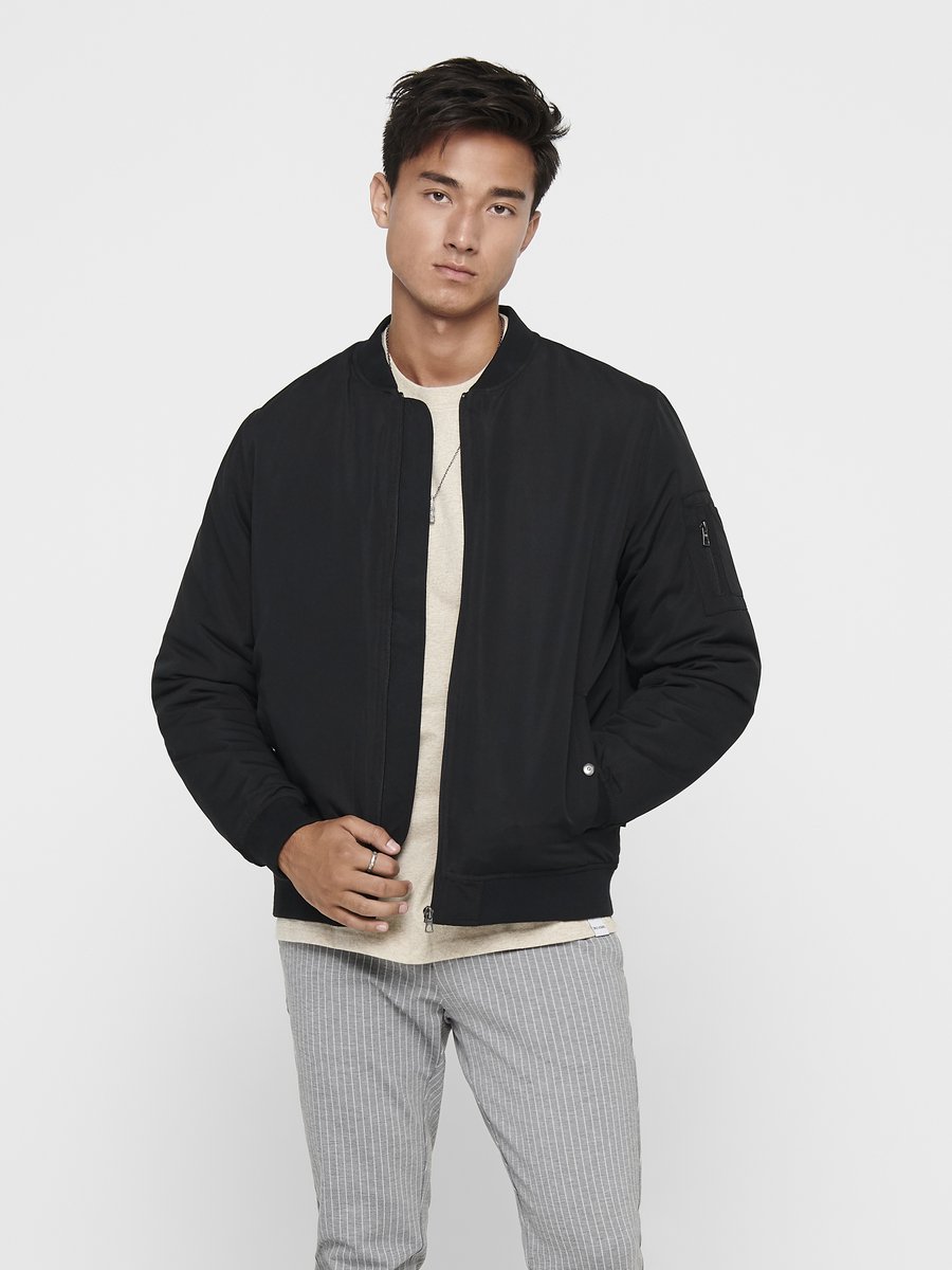 jacket, bombersjacket, zwart, gestreeptebroek, beige trui