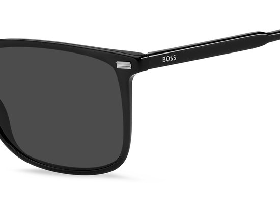 zonnebril, sunglasses, zwart frame, logo op poot, donker glas