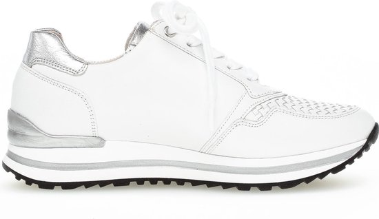witte sneaker, lederlook, sportieve schoen, veters, plat zool
