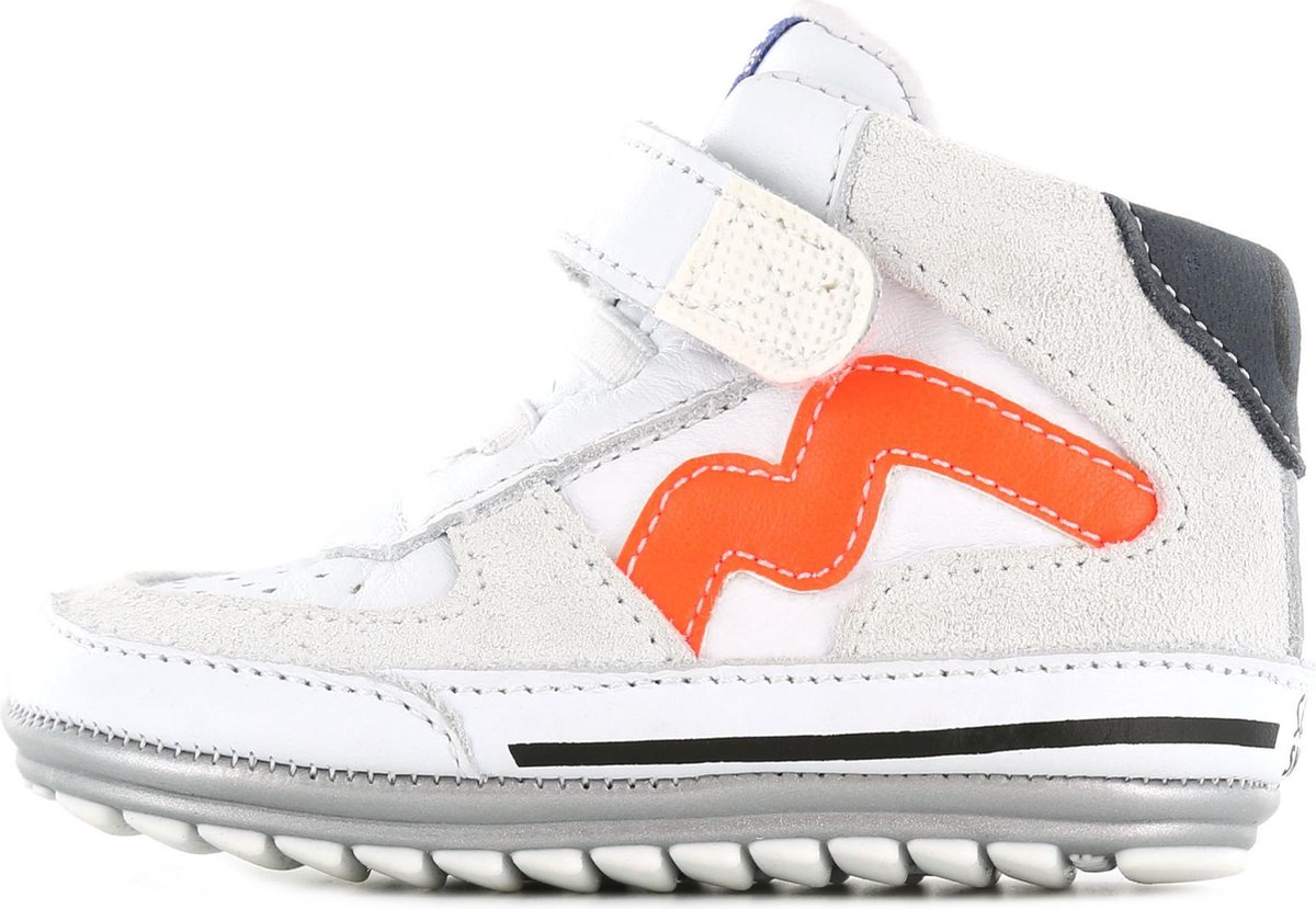 kinderschoen, sneaker, witte schoen, oranje detail, velcro sluiting