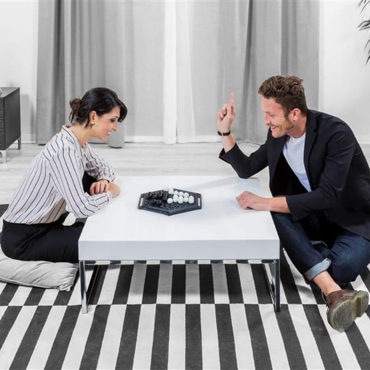 boardspel, spelbord, wit tafel, houten vloer, kleding dames heren