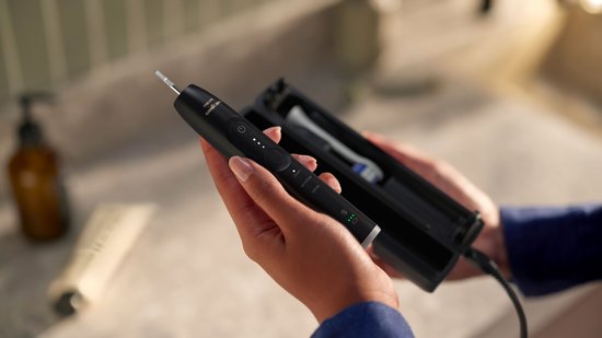 Philips Sonicare 6500 Series - Elektrische Tandenborstel - Zwart - Reisetui - Gevoelige tanden - HX7