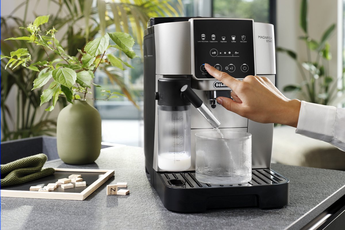 De’Longhi Magnifica Start - volautomatische espressomachine met LatteCrema Hot Technology melkopschuimer - Zilver/Zwart - ECAM220.80.SB