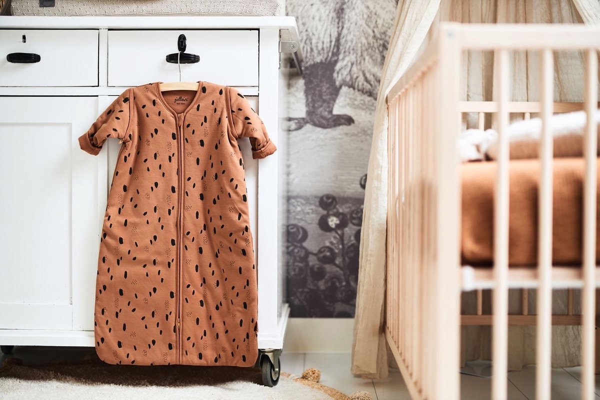 Baby slaapzak 110cm Spot caramel met afritsbare mouw