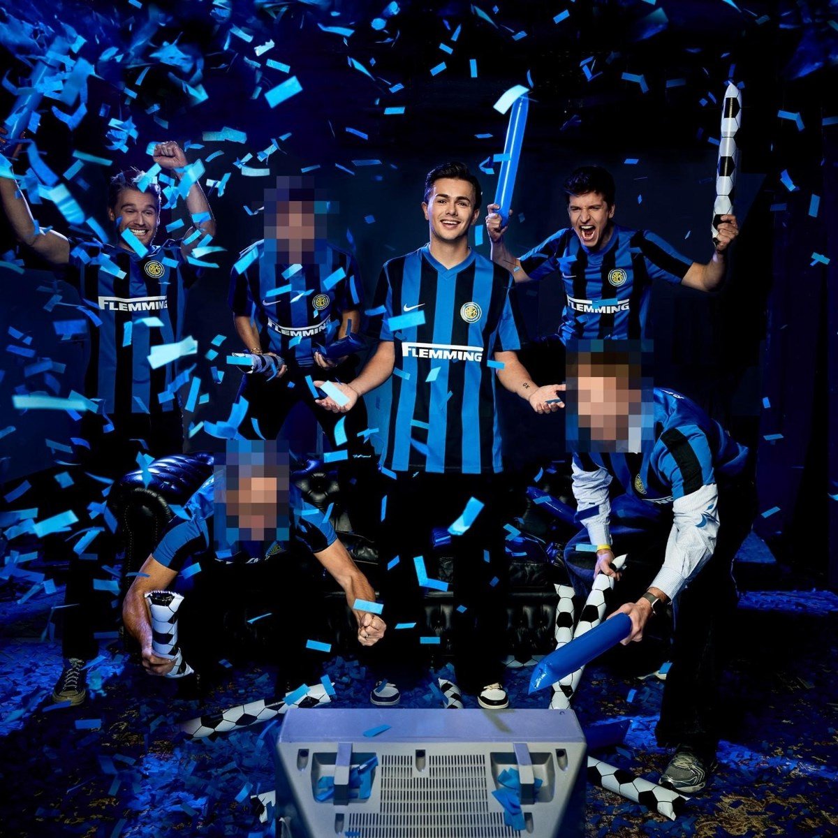 voetbalshirt, teamoutfit, blauw-zwarte strepen, confetti, fansieraden